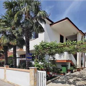 Corinne Garden Apartment